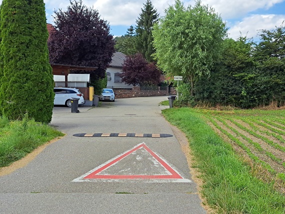 Bodenschwelle auf R4 Traun Radweg